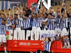 Momenti di tensione La Real Sociedad alza il trofeo della Copa Del Rey dopo aver battuto l’Atlético