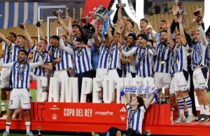Momenti di tensione La Real Sociedad alza il trofeo della Copa Del Rey dopo aver battuto l’Atlético