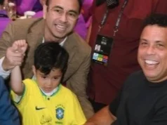 Nel momento in cui il figlio di Raffi Ahmad, Rayyanza, riceve un autografo da Ronaldo