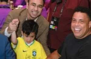 Nel momento in cui il figlio di Raffi Ahmad, Rayyanza, riceve un autografo da Ronaldo