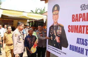 Il capo della polizia regionale di Sumatra Sud risponde alla domanda “Abbiamo fatto bene oggi” e consegna case vivibili agli agricoltori anziani