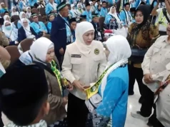 Khofifah autorizza la partenza di 374 primi gruppi di pellegrini Hajj per imbarcarsi a Surabaya