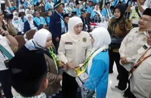 Khofifah autorizza la partenza di 374 primi gruppi di pellegrini Hajj per imbarcarsi a Surabaya