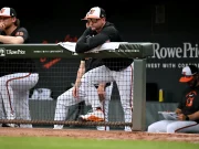 Il manager degli Orioles Craig Albernaz, colpito al volto da un line drive, torna in panchina per il rally di Baltimora