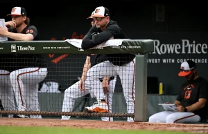 Il manager degli Orioles Craig Albernaz, colpito al volto da un line drive, torna in panchina per il rally di Baltimora