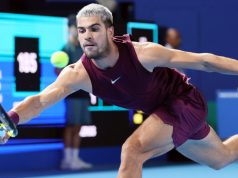 L’infortunato Alcaraz attende i test del polso mentre il cronometro dell’Open di Francia scorre