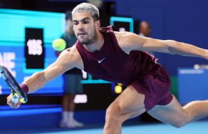 L’infortunato Alcaraz attende i test del polso mentre il cronometro dell’Open di Francia scorre
