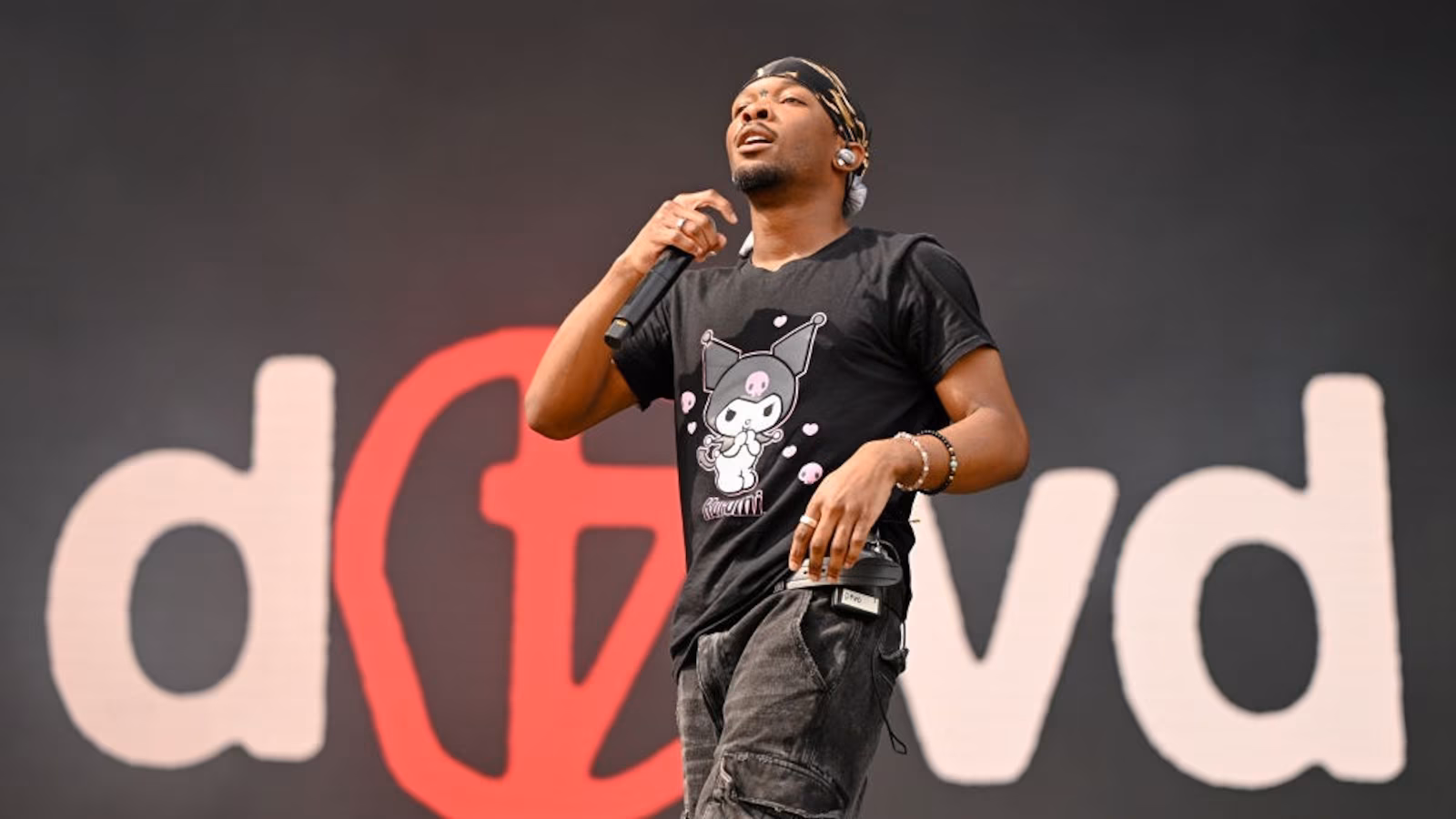 Il cantante D4vd arrestato dopo che un adolescente è stato trovato morto nella sua Tesla: polizia