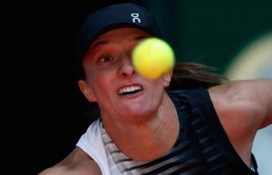 Swiatek si ritira dal Madrid Open dopo essersi sentito male durante la partita