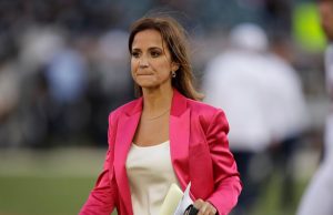 La giornalista della NFL Dianna Russini si dimette dopo che sono state pubblicate le foto di lei e dell’allenatore dei Patriots Mike Vrabel
