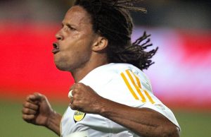 Statua di Cobi Jones: gli scultori avevano il compito di creare movimento