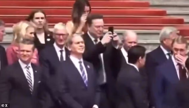 Elon Musk diventa immediatamente un successo virale in Cina dopo aver scattato una foto turistica a 360 gradi mentre posava con altri miliardari della tecnologia durante la visita di stato di Trump