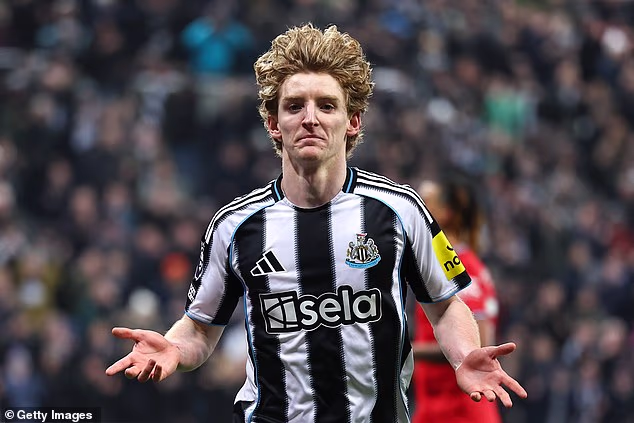 Il RITARDO del Barcellona rivela l’acquisto di Anthony Gordon da 70 milioni di sterline dopo che l’esterno ha completato le visite mediche in vista del mega trasferimento del Newcastle