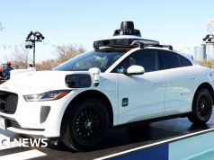 Waymo mette in pausa i robotaxi in cinque città degli Stati Uniti dopo che le auto sono entrate in strade allagate