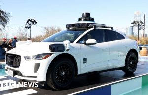 Waymo mette in pausa i robotaxi in cinque città degli Stati Uniti dopo che le auto sono entrate in strade allagate