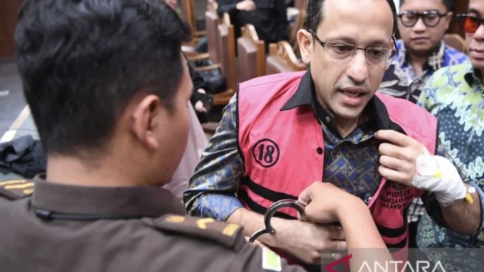 69f8a9d3e577f-eks-mendikbudristek-nadiem-makarim-menjalani-sidang-dugaan-korupsi-chromebook-dengan-a.webp