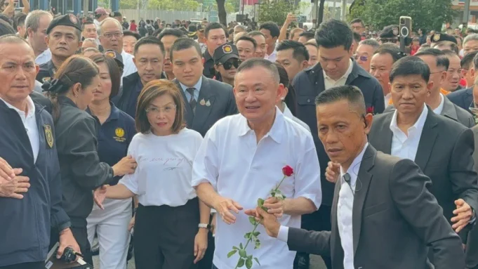 6a013cdf3b565-mantan-pm-thailand-thaksin-shinawatra-bebas-dari-penjara_gemini_1265_711.jpg