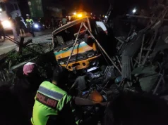 Nel momento in cui i freni di un’autocisterna si guastano durante la discesa di Bawen, una motocicletta si ferma e 1 muore