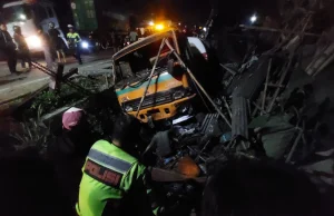 Nel momento in cui i freni di un’autocisterna si guastano durante la discesa di Bawen, una motocicletta si ferma e 1 muore