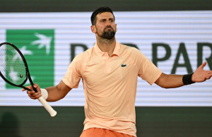 Djokovic supera la partenza lenta e il pubblico ostile per vincere il primo turno dell’Open di Francia