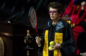 Billie Jean King, 82 anni, si è laureata alla Cal State Los Angeles