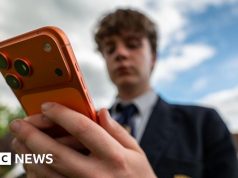 Per i giovani i social media sono dannosi quanto il fumo, affermano medici rinomati