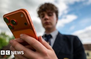 Per i giovani i social media sono dannosi quanto il fumo, affermano medici rinomati