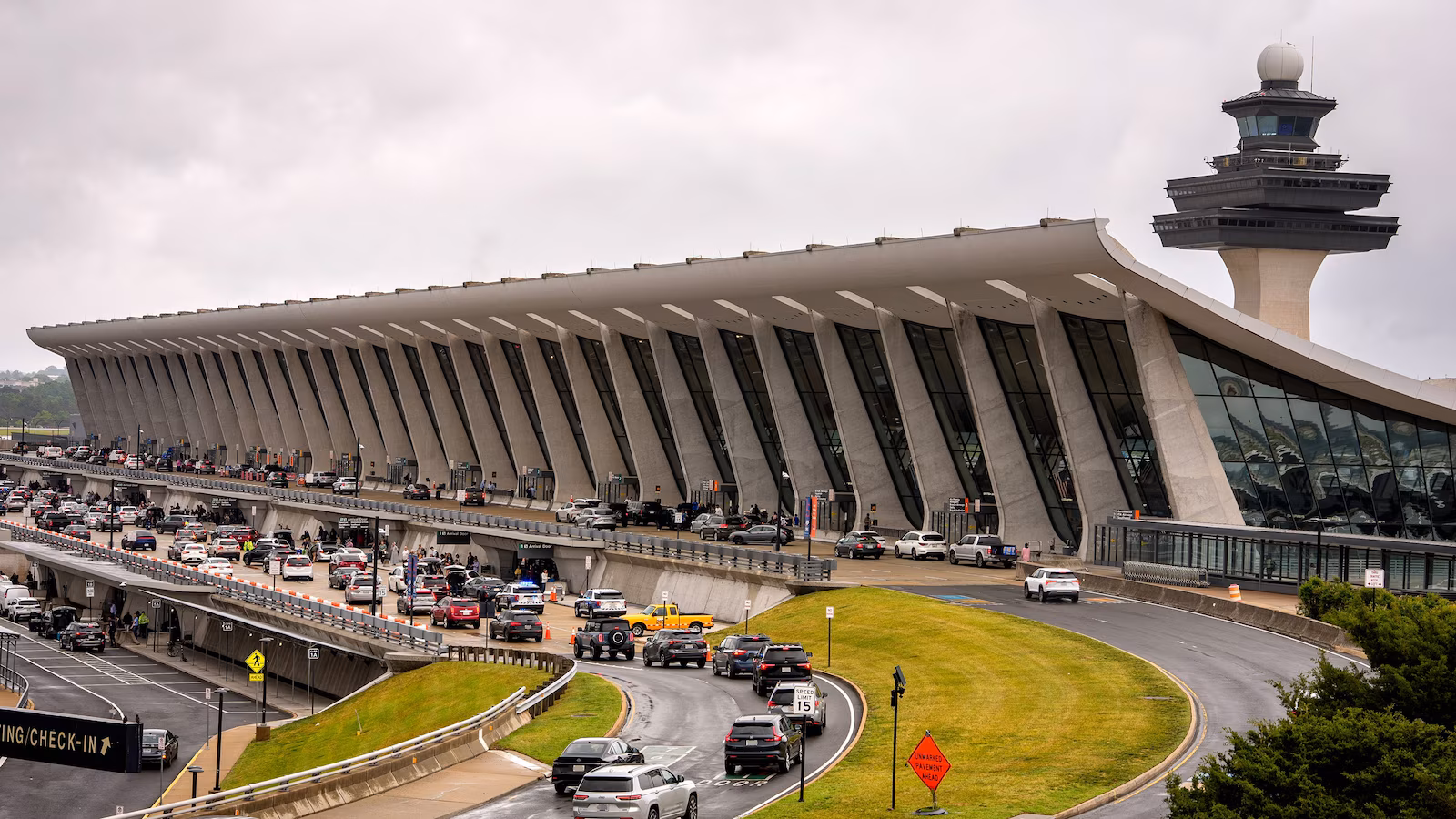 Il giudice stabilisce che la donna incinta e il bambino detenuti non possono trascorrere un’altra notte all’aeroporto di Dulles