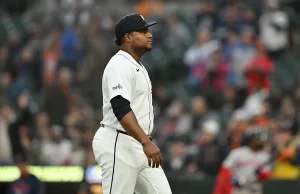 Il lanciatore dei Tigers Framber Valdez ha sospeso 6 partite, l’allenatore AJ Hinch 1 partita dopo l’espulsione, disputa sullo sgombero della panchina in sconfitta contro i Red Sox