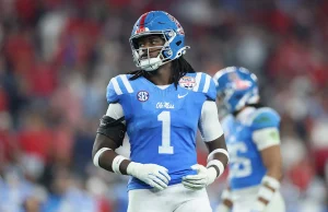 Ole Miss intenta una causa contro 2 ex giocatori che hanno seguito Lane Kiffin alla LSU per commissioni di uscita in accordi di compartecipazione alle entrate